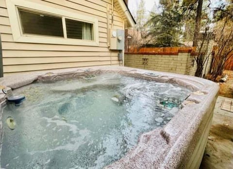 House, Multiple Beds, Hot Tub, Mountain View | Outdoor spa tub