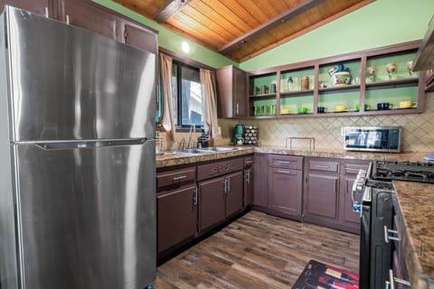 Cabin, 2 Queen Beds, Patio, Mountain View | Private kitchen | Coffee/tea maker