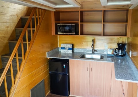 Standard Cabin, Courtyard Area | Private kitchenette | Fridge, microwave, coffee/tea maker