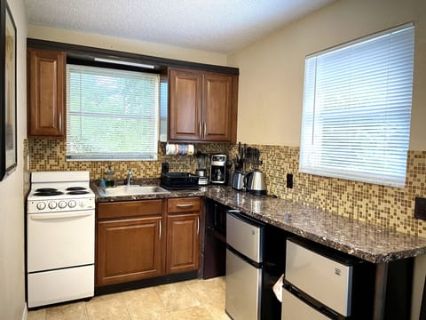 Comfort Studio Suite, 1 King Bed with Sofa bed, Kitchen, Pool View | Shared kitchen | Fridge, microwave, oven, stovetop