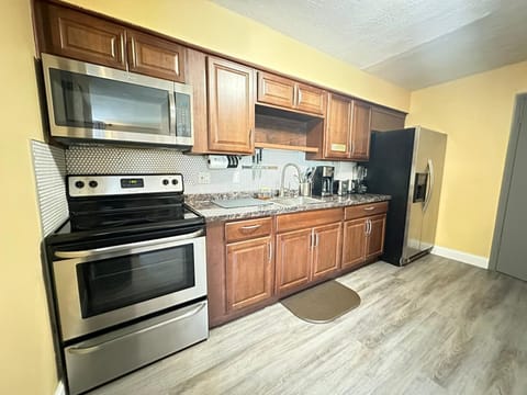 Comfort Apartment, 2 Bedrooms, Kitchen, Pool View | Private kitchen | Fridge, microwave, oven, stovetop