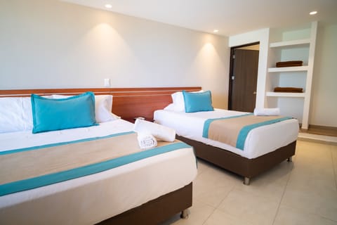 Triple Room, Sea View | Minibar, in-room safe, bed sheets