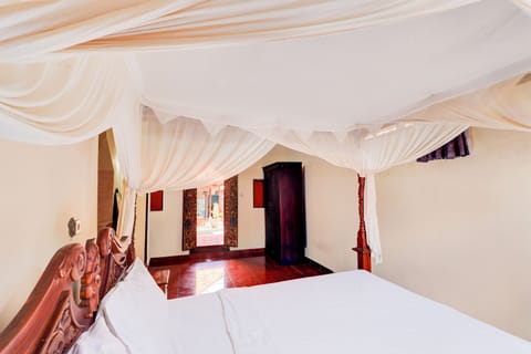 Standard Suite | Egyptian cotton sheets, premium bedding, desk, free WiFi