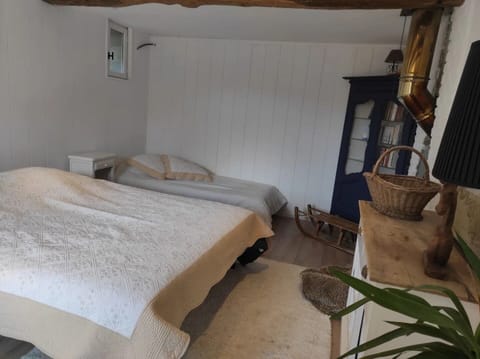 Domaine du Cruvelet Petit Gite | Free cribs/infant beds, free WiFi, bed sheets