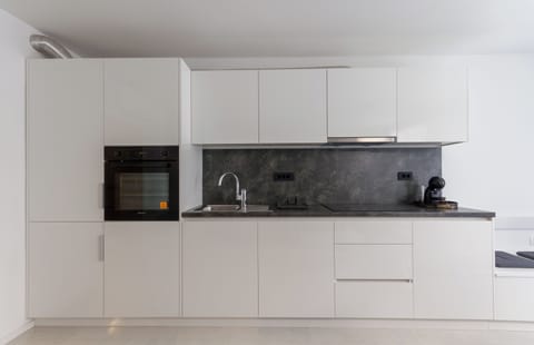 Superior Apartment, 2 Bedrooms, City View | Private kitchen