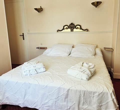 Comfort Double Room (Louise) | Individually decorated, individually furnished, blackout drapes