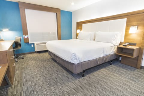 Standard Room, 1 King Bed, City View | Premium bedding, pillowtop beds, in-room safe, desk