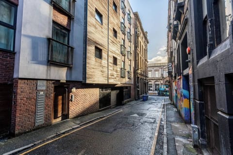 Right in the heart of the City Centre, with the 'Poste House' right there on your street!
----
Ready to secure your stay? Book on Airbnb or via our direct booking page - Find us at @Orange Rentals