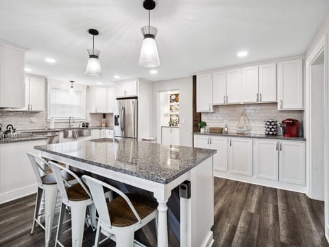 Enjoy cooking in this beautifully designed kitchen with plenty of counter space and natural light. 🥂🍽️