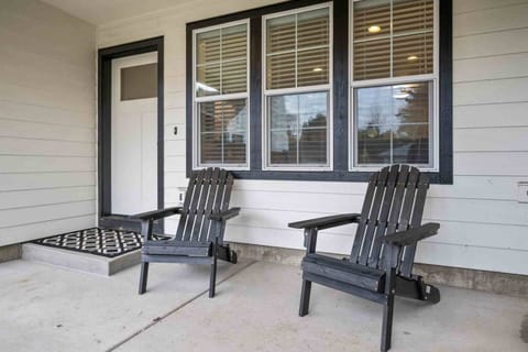 Downtown Milwaukie is vibrant with shopping, restaurants, cafes, a movie theater, an arcade, bars, and a  lovely waterfront park.