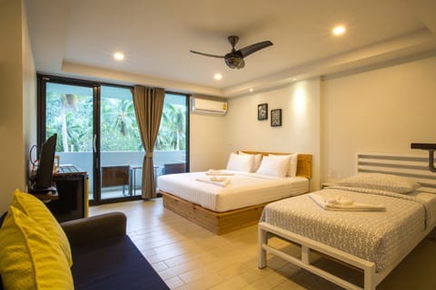 Deluxe Triple Room, 1 Bedroom | In-room safe, free WiFi, bed sheets
