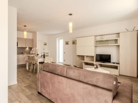 Property, Cabinetry, Countertop, Couch, Wood, Building, Houseplant, Interior Design, Living Room, Floor