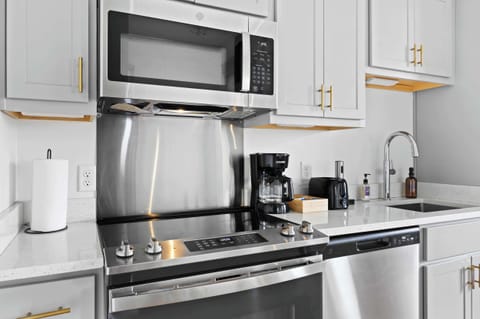 Kitchen: Cozy kitchen and dining setup, designed for comfort and convenience.