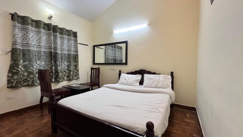 Comfort Double Room, 1 Queen Bed, Non Smoking, City View | Laptop workspace, free WiFi