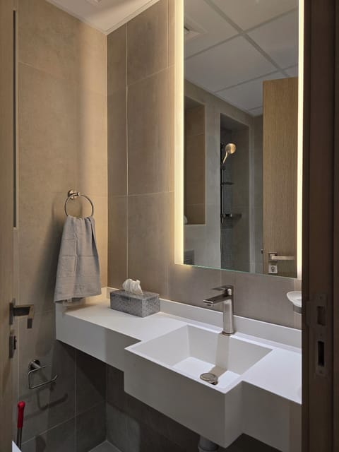 Shower, rainfall showerhead, free toiletries, bidet