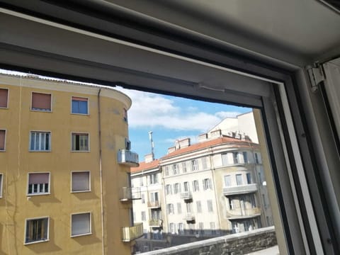 VISTA CITTA' DALLA FINESTRA, IN PARTICOLARE VISTA SULLA VIA PRINCIPALE VIA UDINE