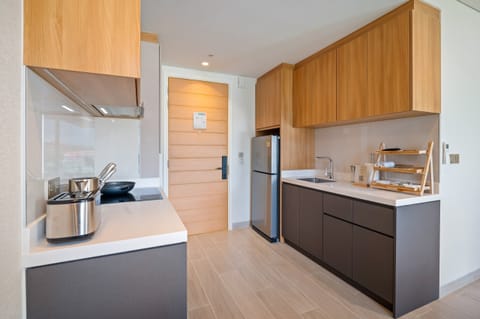 Signature Condo, 2 Bedrooms, Non Smoking | Private kitchen | Full-size fridge, microwave, coffee/tea maker, electric kettle