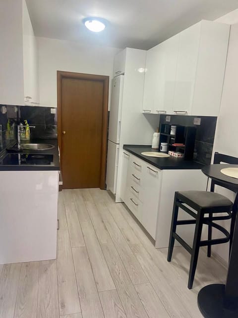 Superior Apartment | Private kitchen | Fridge, cookware/dishes/utensils