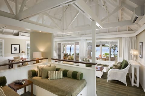 Family Bure, 2 Bedrooms, Ocean View, Beachfront | Living area