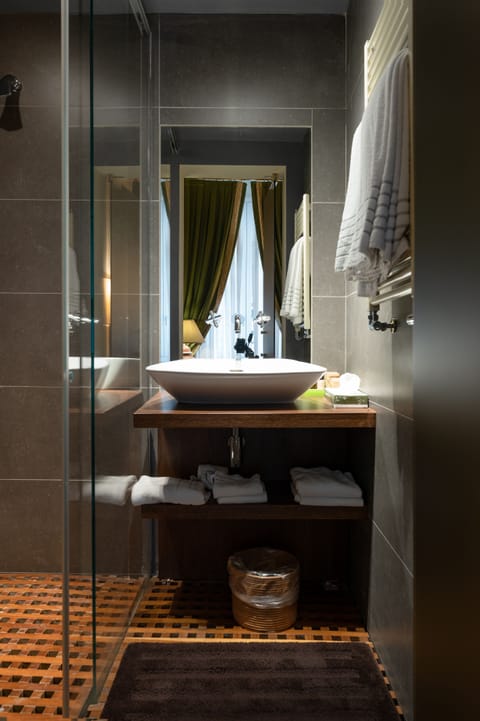 Deluxe Suite (Beatrice) | Bathroom | Combined shower/tub, hair dryer, slippers, bidet