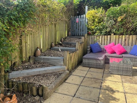 Sitting-out-area | Gwenynen Fel Cottage, Burry Port
