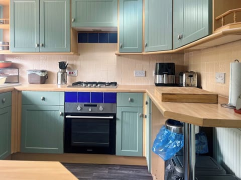 Kitchen | Gwenynen Fel Cottage, Burry Port