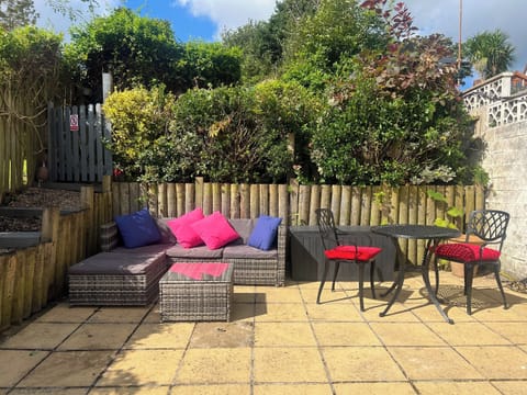 Sitting-out-area | Gwenynen Fel Cottage, Burry Port