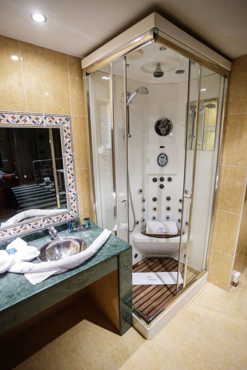 Presidential Suite, Jetted Tub | Premium bedding, memory foam beds, free WiFi, bed sheets