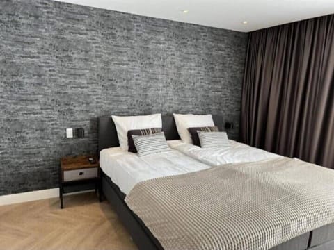 Family Double or Twin Room | Desk, laptop workspace, free WiFi