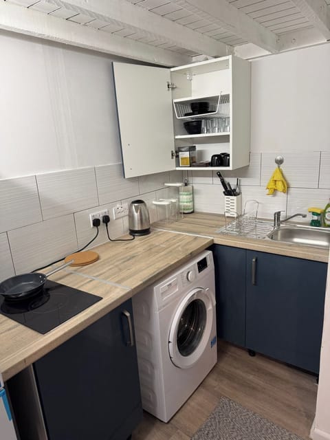 Studio | Private kitchen | Fridge, microwave, stovetop, electric kettle