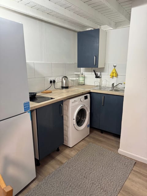 Studio | Private kitchen | Fridge, microwave, stovetop, electric kettle