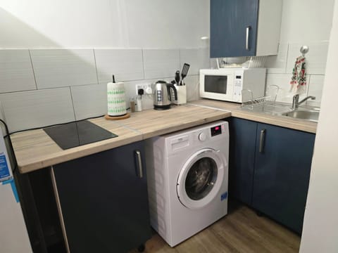 Studio | Private kitchen | Fridge, microwave, stovetop, electric kettle