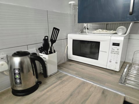 Studio | Private kitchen | Fridge, microwave, stovetop, electric kettle