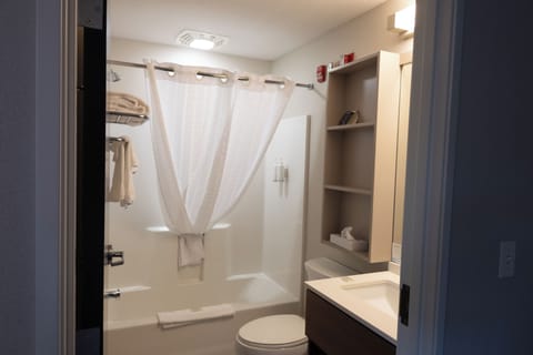 Combined shower/tub, free toiletries, hair dryer, towels