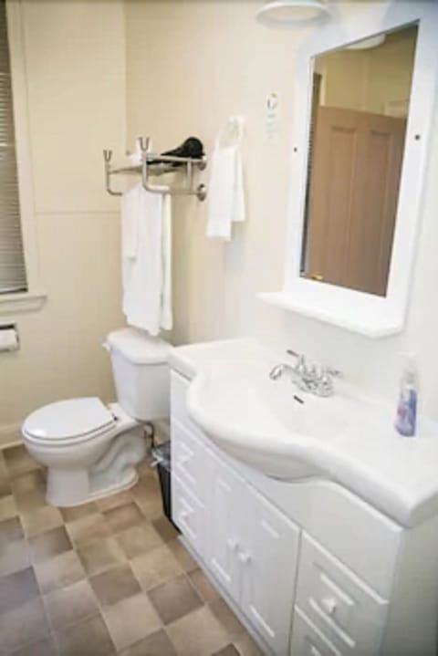 Classic Room, 1 Queen Bed | Bathroom | Combined shower/tub, free toiletries, hair dryer, towels