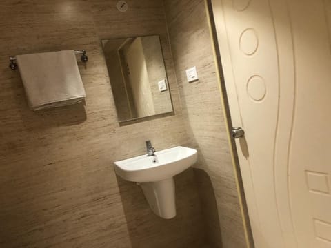 Deluxe Room, City View | Bathroom