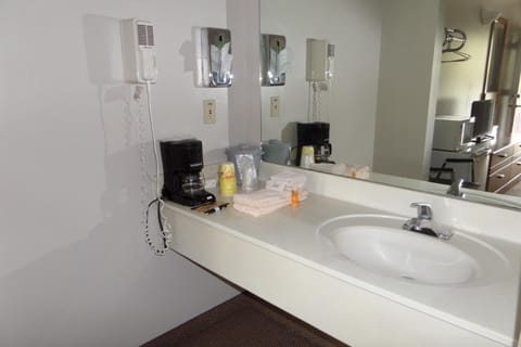 Combined shower/tub, designer toiletries, hair dryer, towels