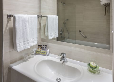 Standard Double Room Single Use, Pool View | Bathroom | Combined shower/tub, free toiletries, hair dryer, towels