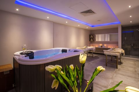 Couples treatment rooms, body treatments, aromatherapy