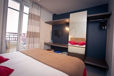 Standard Double Room, Terrace, Sea View | In-room safe, desk, blackout drapes, soundproofing