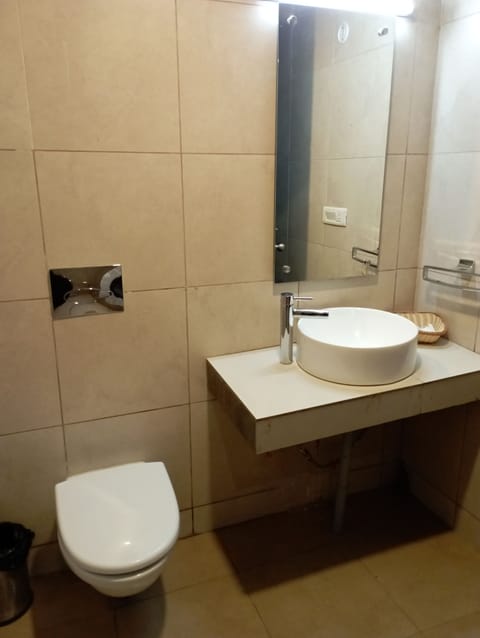 Family Suite Room | Bathroom | Shower, free toiletries, hair dryer, slippers
