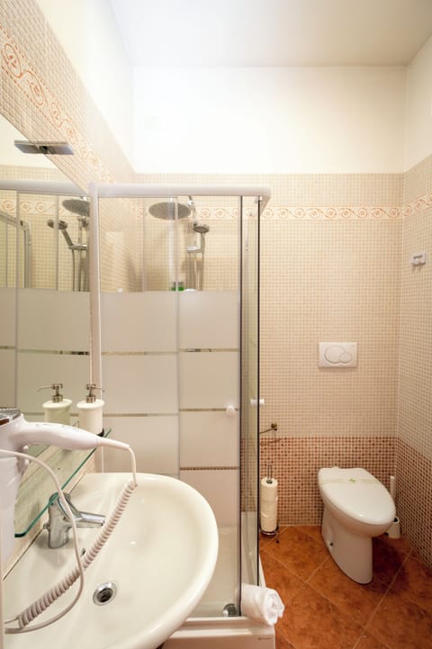 Family Quadruple Room | Bathroom | Hair dryer, towels, soap, toilet paper