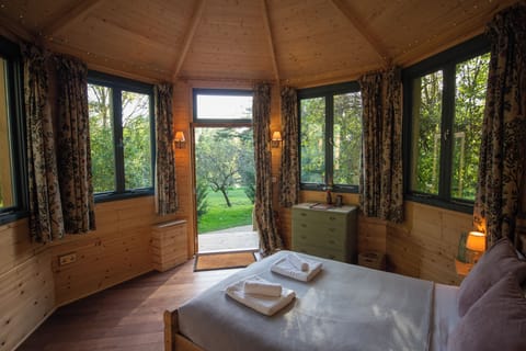 Deluxe Cabin, Garden View | Hypo-allergenic bedding, individually decorated, individually furnished