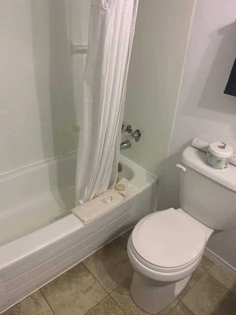 Classic Double Room | Bathroom | Combined shower/tub, towels, soap, shampoo