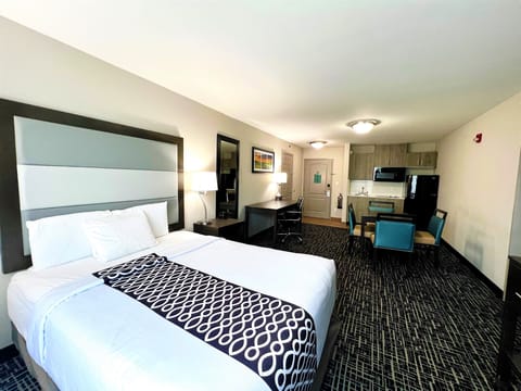 Deluxe Suite, 1 King Bed, Accessible, Non Smoking (Mobility/Hearing Impaired Accessible) | Premium bedding, desk, blackout drapes, soundproofing