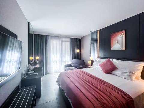 Deluxe Double Room | Free minibar, in-room safe, free WiFi, bed sheets