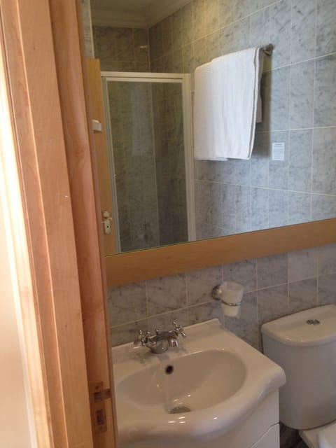 Triple Room | Bathroom | Free toiletries, hair dryer, towels, soap