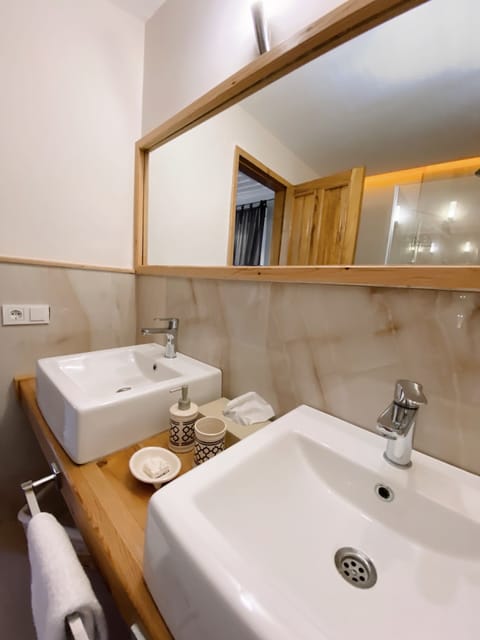 Deluxe Room | Bathroom | Shower, free toiletries, hair dryer, bathrobes