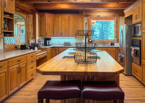 Kitchen: Well-equipped kitchen, updated appliances, kitchen island with 2 barstools, ample cabinet and counter space