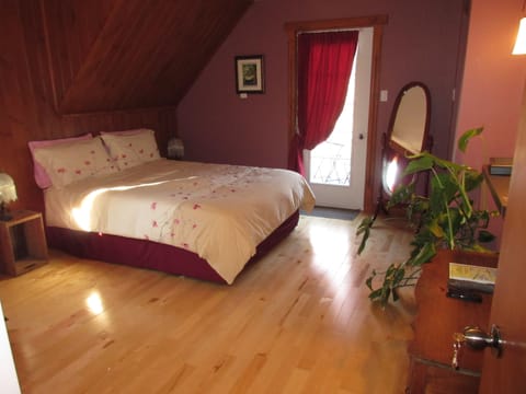 Classic Room, 1 Queen Bed, Balcony | 3 bedrooms, premium bedding, Select Comfort beds, soundproofing
